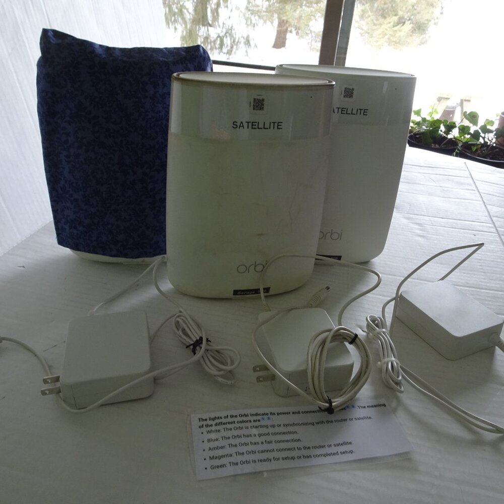 Orbi Netgear RBR50 Router and RBS50 Satellite x 2 Mesh WiFi - with power cords - Picture 2 of 14